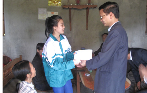 Tặng quà học sinh mắc bệnh hiểm nghèo