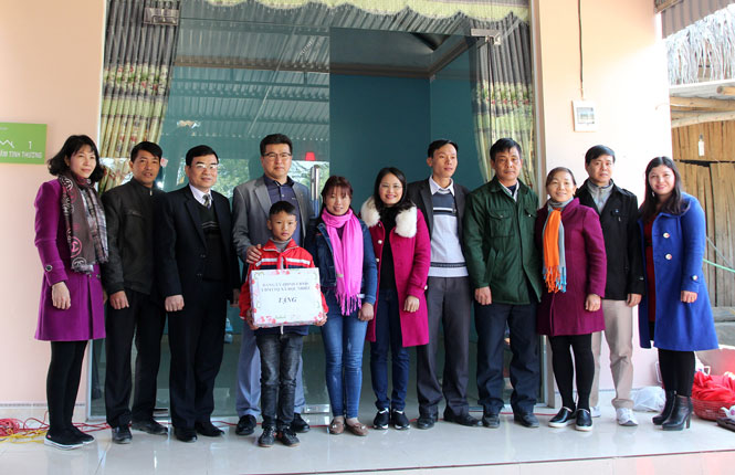 Bàn giao Nhà tình thương cho trẻ em có hoàn cảnh đặc biệt