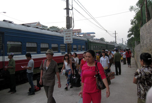 Không dừng tuyến tàu khách Long Biên - Quan Triều