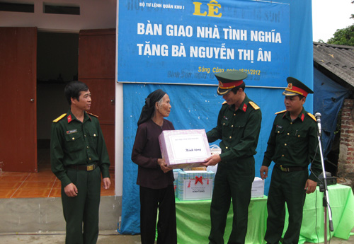 Trao nhà tình nghĩa cho bà Nguyễn Thị Ân