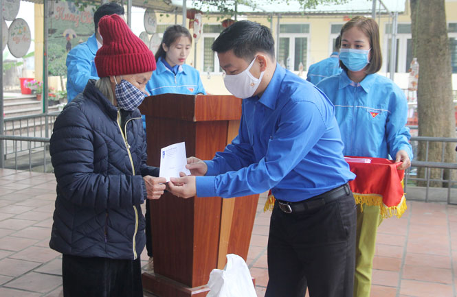 Tặng quà Tết các gia đình chính sách, có hoàn cảnh khó khăn