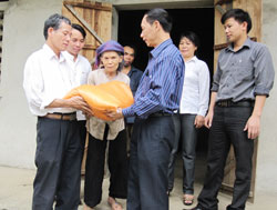 Phú Bình: 210 suất quà hỗ trợ các gia đình khó khăn