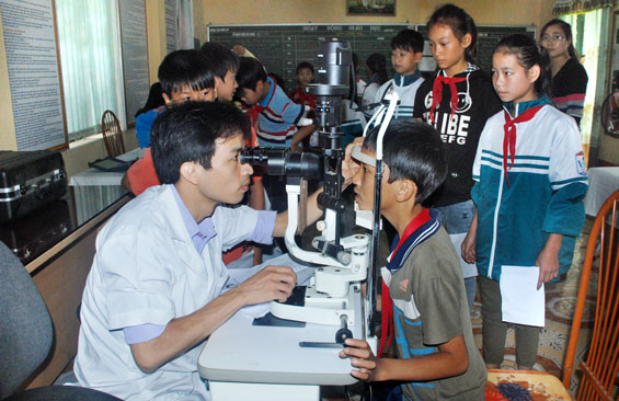 Gần 400 học sinh được khám, chữa mắt miễn phí