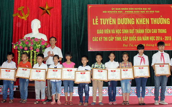 Khen thưởng 217 học sinh giỏi