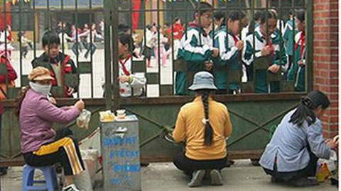 Bộ Giáo dục yêu cầu xoá "quán cóc" cổng trường