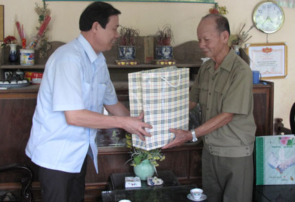 Tặng quà, trao sổ tiết kiệm cho cựu TNXP