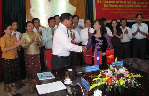 Lãnh đạo tỉnh Luông Pha Băng  ký kết hợp tác giáo dục với Thái Nguyên