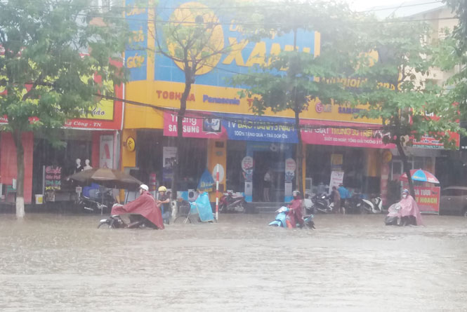 T.P Sông Công: Tuyến đường trục chính bị ngập sâu sau trận mưa lớn