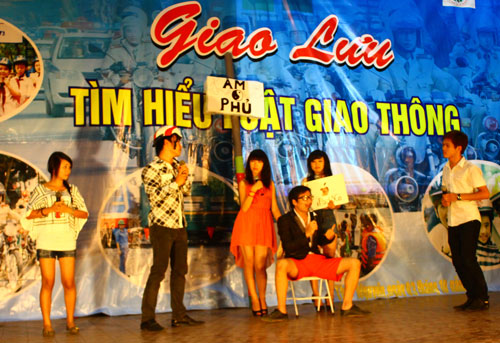 Trên 300 tân sinh viên giao lưu tìm hiểu Luật Giao thông
