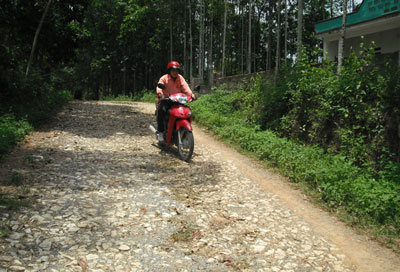 Hiến đất làm đường ở Quy Kỳ