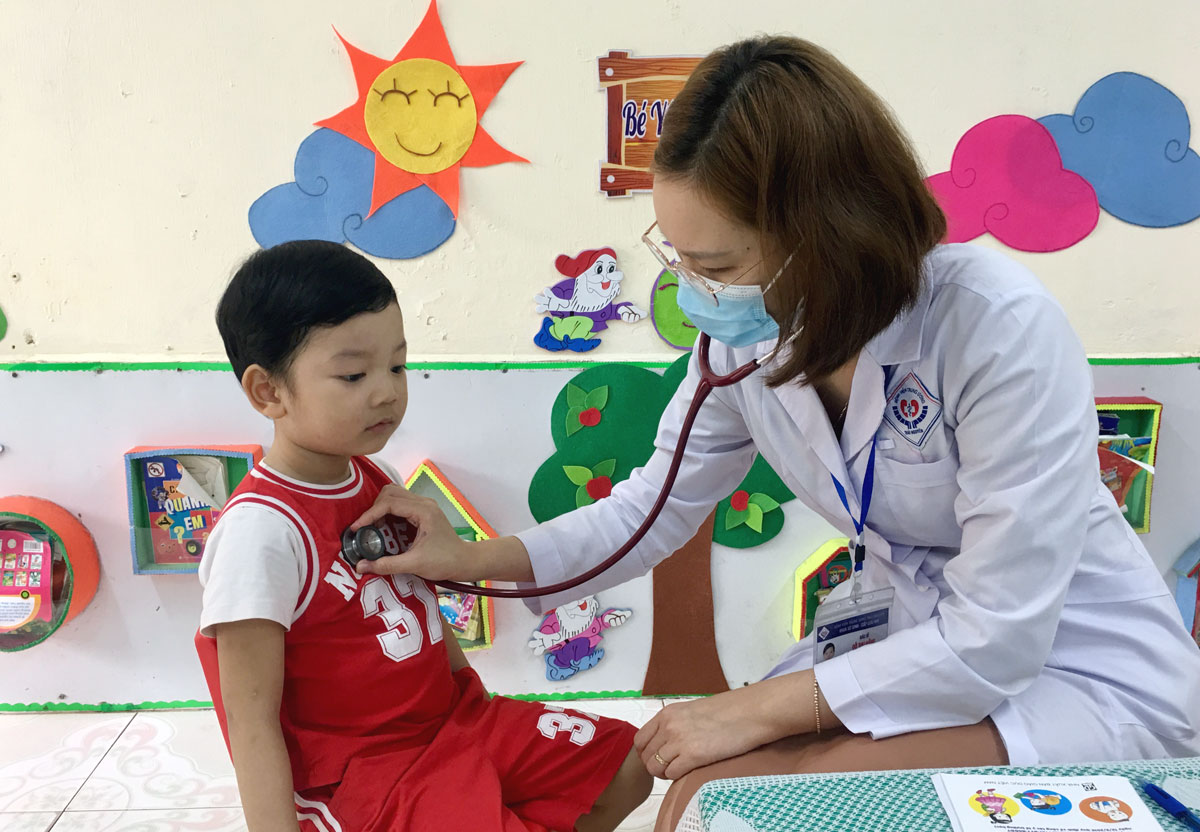 Khám bệnh miễn phí cho hơn 900 trẻ mầm non - Báo Thái Nguyên điện tử