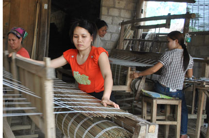Để nghề dệt mành cọ phát triển bền vững