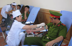 Gần 100 người tình nguyện hiến máu