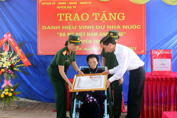 Trao tặng danh hiệu Bà mẹ Việt Nam anh hùng