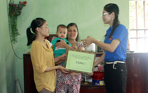 Thăm và tặng quà cho gia đình cán bộ chiến sĩ đang làm nhiệm vụ tại đảo Bạch Long Vĩ