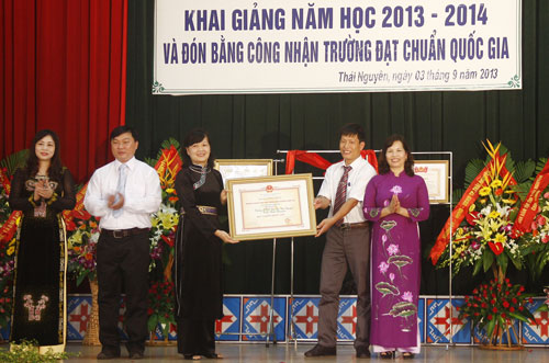 Khai giảng và đón Bằng công nhận đạt chuẩn Quốc gia