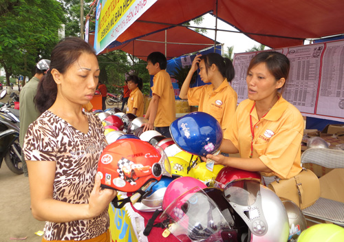 Gần 400 mũ bảo hiểm kém chất lượng được đổi trong ngày 11/5