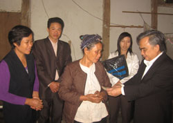 Thái Nguyên: Tặng trên 12 nghìn áo ấm cho người cao tuổi nghèo