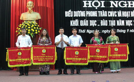 Biểu dương công nhân viên chức và hoạt động công đoàn