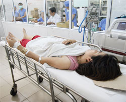 Ăn cưới, 16 người nhập viện