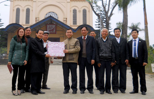 Tặng quà Tết đồng bào công giáo, dân tộc có hoàn cảnh khó khăn