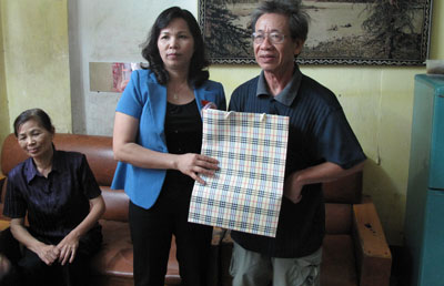 Tặng quà cựu TNXP cao tuổi