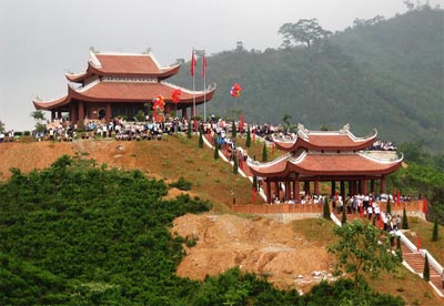 “Bốn phương lồng lộng Thủ đô gió ngàn”