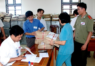 Lực lượng công an cùng với cán bộ tại các điểm thi niêm phong bài thi và chuyển về nơi lưu giữ tại Đại học Thái Nguyên