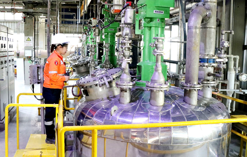 Giá trị sản xuất công nghiệp giảm gần 17%