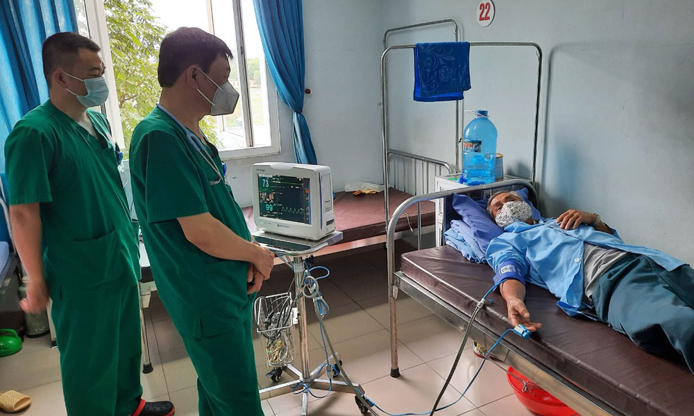 Cứu sống bệnh nhân nuốt phải chiếc đinh sắt dài gần 5cm