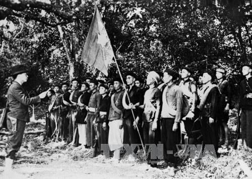Cách mạng Tháng Tám: Sự kiện lịch sử đã đánh dấu bước ngoặt quan trọng của dân tộc Việt Nam trong cuộc đấu tranh giành độc lập và toàn vẹn lãnh thổ. Với những hình ảnh về cách mạng Tháng Tám, bạn sẽ được xem lại những giây phút lịch sử, hiểu rõ hơn về sự kiện này và những người anh hùng đã đóng góp cho cuộc cách mạng.