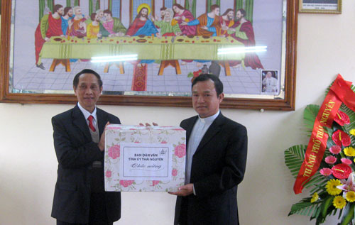 Thăm, tặng quà các giáo xứ, giáo họ nhân dịp Lễ Noel