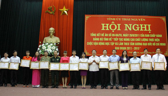 Khen thưởng các tập thể, cá nhân có thành tích trong thực hiện Đề án số 09-ĐA/TU