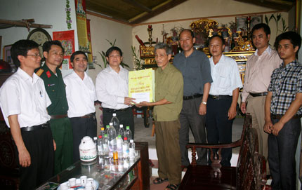 Thăm, tặng quà thương binh, gia đình liệt sĩ