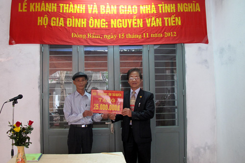 Bàn giao nhà tình nghĩa