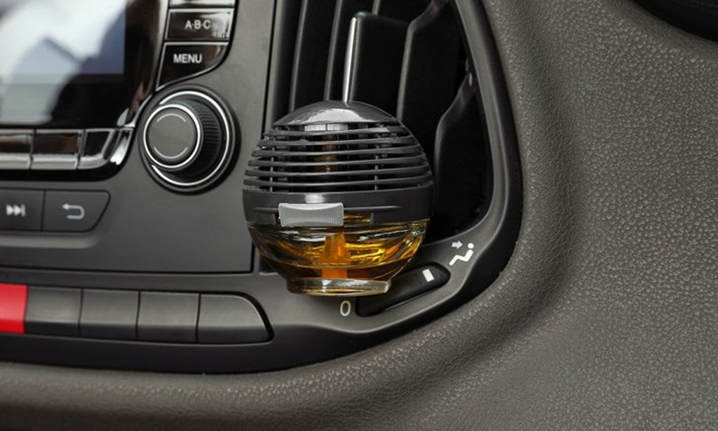 Dưới tác động của nhiệt độ tăng cao trong khoang nội thất ô tô có thể làm sáp thơm biến dạng, nóng chảy… làm bẩn các chi tiết nội thất.