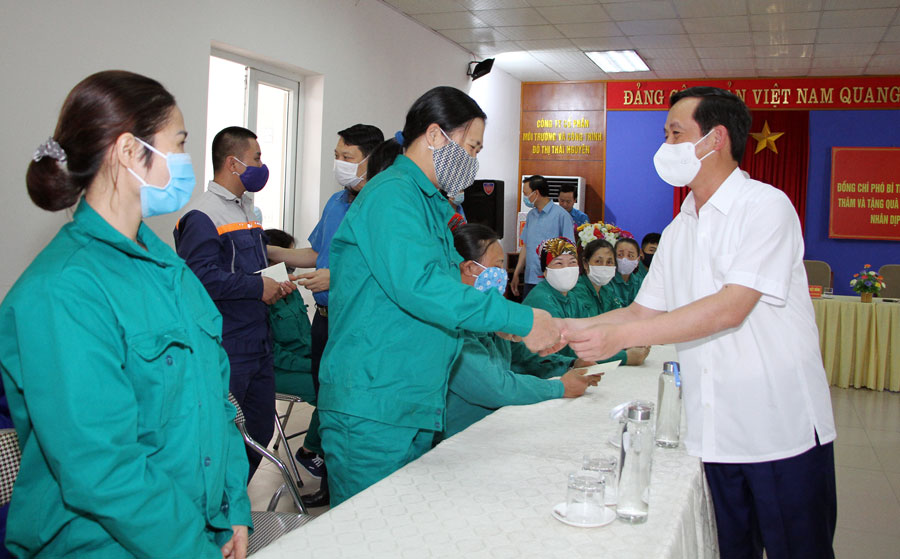 Thăm, tặng quà người lao động có hoàn cảnh khó khăn