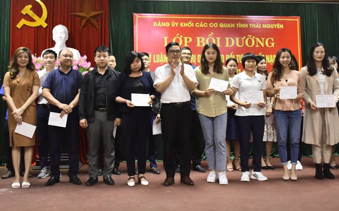 Bế giảng Lớp bồi dưỡng Lý luận chính trị cho đối tượng kết nạp Đảng