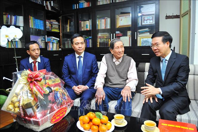 Trưởng Ban Tuyên giáo Trung ương chúc Tết các văn nghệ sĩ, nhà khoa học tiêu biểu