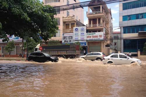 Mưa lớn gây ngập úng nhiều tuyến đường