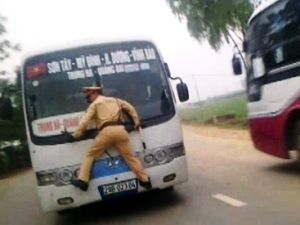 Đỗ xe trái quy định, tài xế hất cảnh sát lên nắp capô