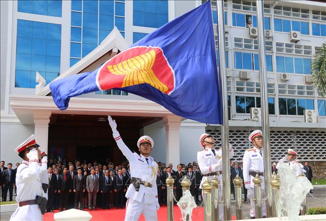 Lào thượng cờ kỷ niệm 52 năm Ngày thành lập ASEAN