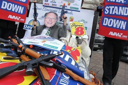 Tổng thống Mỹ tuyên bố sẵn sàng siết chặt kiểm soát súng đạn