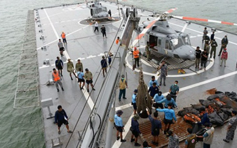 Tìm thấy 4 mảnh vỡ lớn của máy bay Air Asia ở đáy biển