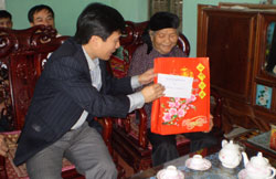 Tặng quà Tết các gia đình liệt sĩ