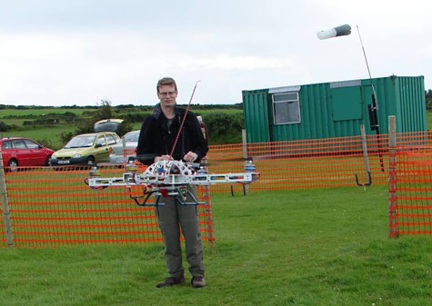 Robot bay có thể chơi tennis