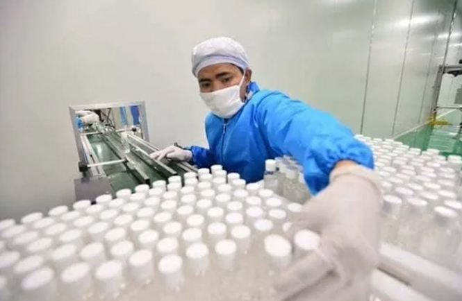 Loạn nước rửa tay sát khuẩn, chuyên gia khuyến cáo người dân cần thận trọng