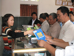 Bàn giao trên 300 bản sách cho Tủ sách Nhà văn hóa Tổ dân phố 15