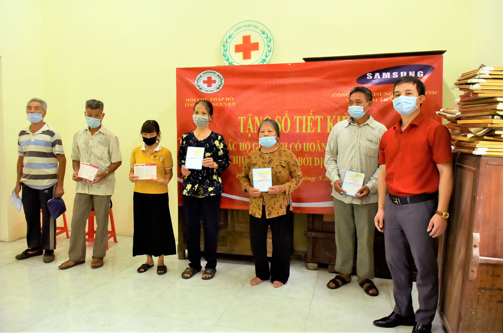 Trao sổ tiết kiệm cho 15 hộ nghèo