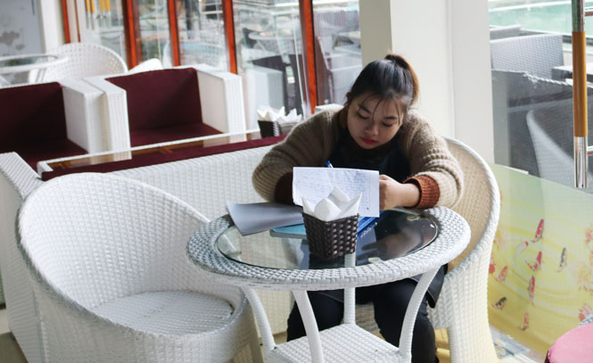 Sinh viên làm thêm “tháng củ mật”